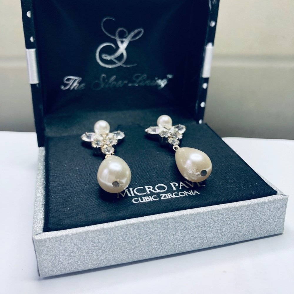 Gorgeous Bridal Necklace & Earring Set - Picture 4 of 6